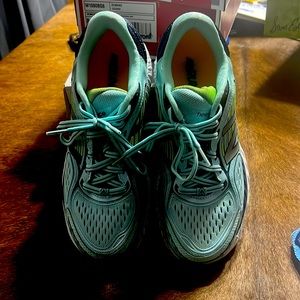Ladies size 8 New Balance 860